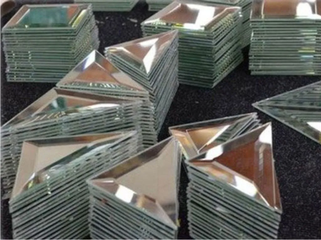 Керамическая плитка ТРЕУГОЛЬНАЯ ЗЕРКАЛЬНАЯ ПЛИТКА С ФАЦЕТОМ от производителя ДСТ –  фото