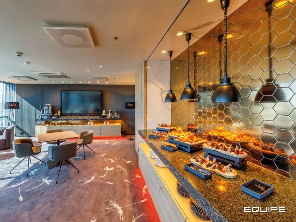 Шестиугольная плитка "под металл" Scale стала великолепным декором в общественном месте