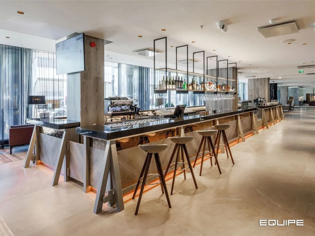 Для зоны бара отеля специалисты студии выбрали коллекцию Equipe Cerámicas.