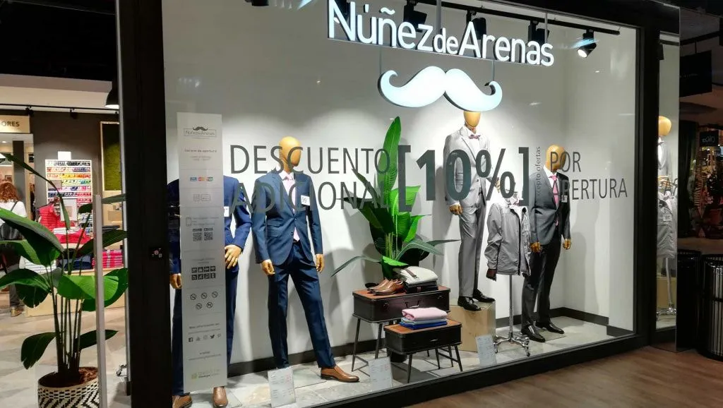 Пол в магазине Núñez de Arenas выложен из керамогранита Cestio Multicolor формата 20x20 см серии Brenta от Vives Ceramica