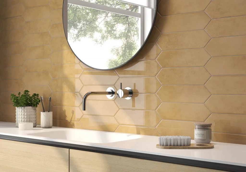 На фото плитка Queensbury, оттенка охры, 7,5x26,5 см