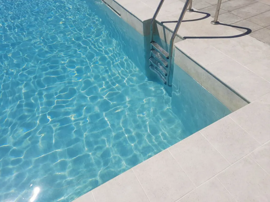 Плитка белоснежного цвета создаёт в резервуаре эффект кристальной голубизны