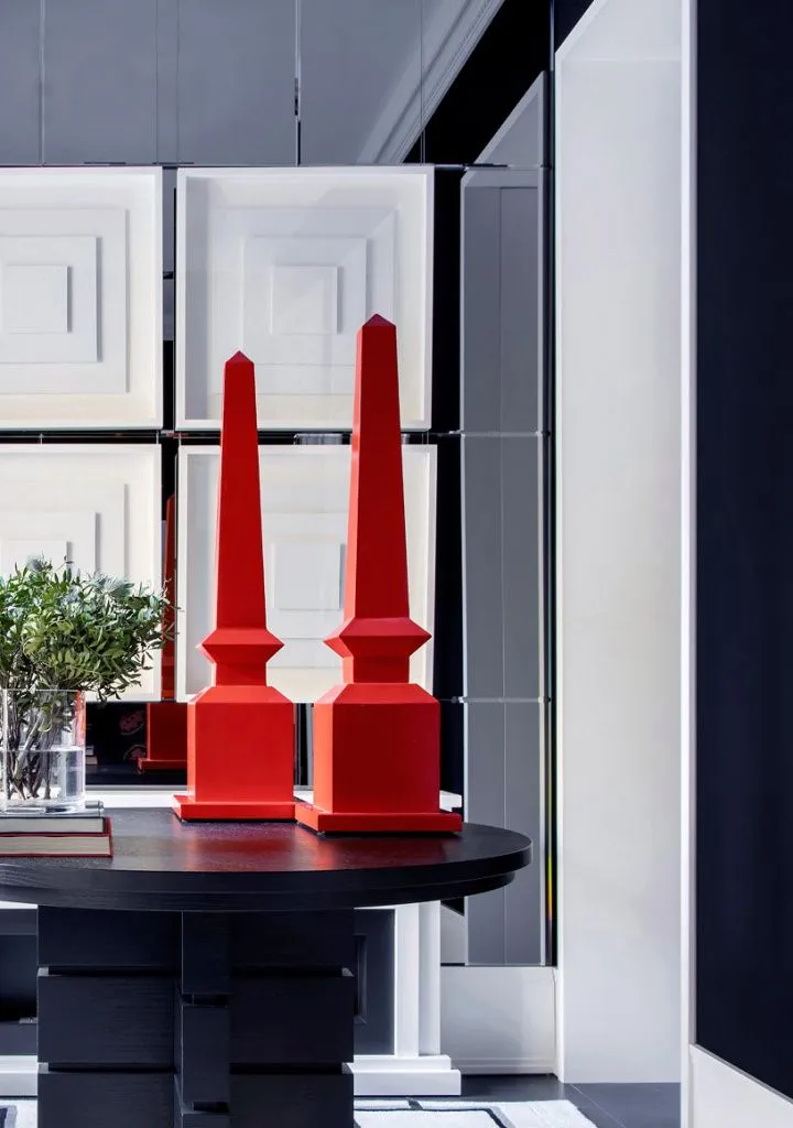 В офисе присутствует достаточное количество зеркал, визуально добавляющих простора