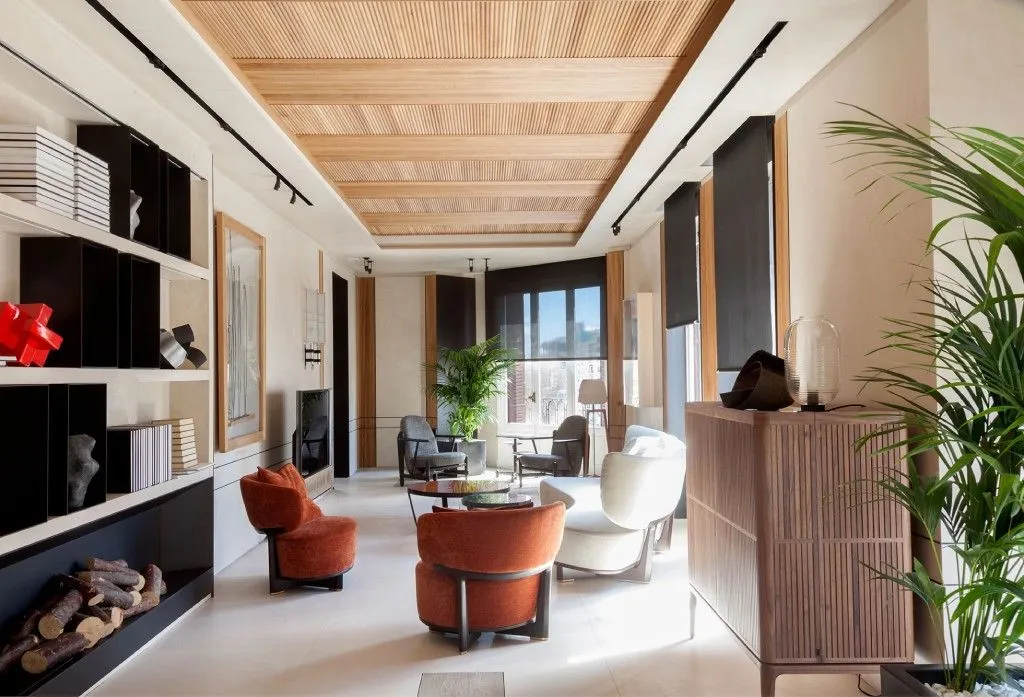 Для настенной и напольной отделки, а также потолка были выбраны панели Dekton.