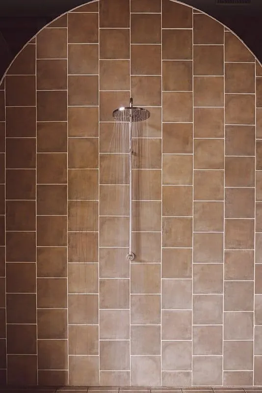 Отделка душевой выполнена противоскользящей плиткой Cotto Nature (NATUCER)