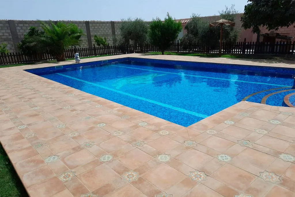 Керамогранит для улицы и наружного пространства с бассейном. Керамогранит для улицы и наружного пространства с бассейном.