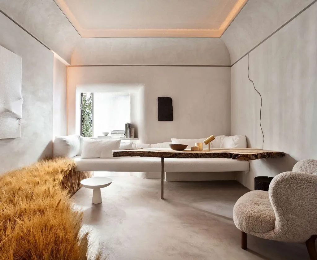 Для оштукатуривания стен своего помещения "Икигаи" дизайнер Лорна де Сантос выбрала глиняный раствор бежевого цвета.