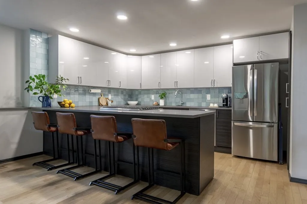 Этот проект представлен студией Interior Design Alchemy, выбравшей для обустройства рабочей стенки кухни продукцию бренда Natucer.