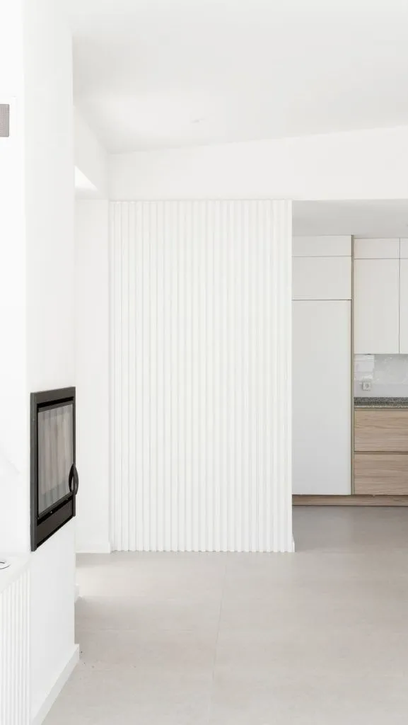 Удачное расположение окон и обилие дневного света стали отличным бонусом для Casa Banlusa, буквально слившегося с природой.