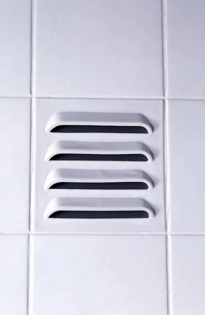 На фото сверху: плитка для отделки вентиляционного отверстия.