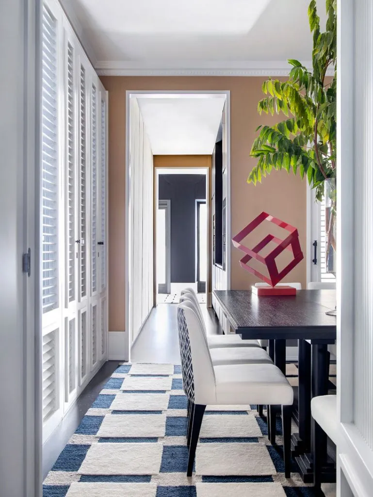 В конце коридора дизайнер организовал удобную переговорную