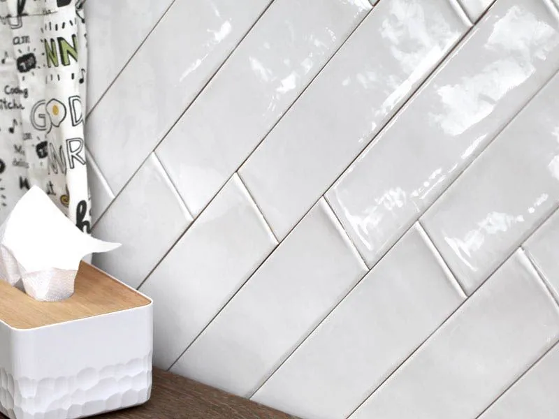 Среди актуальных тенденций стоит упомянуть мозаику, плитку типа метро, шестиугольной формы и с графикой, созданной вручную.