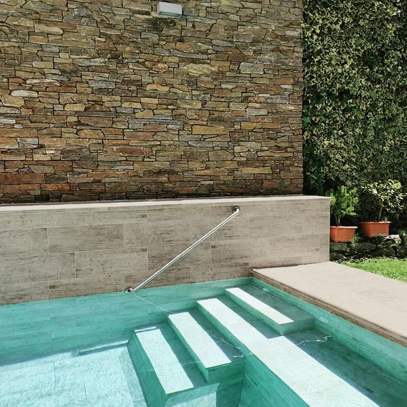 Проекты Natucer – плитка Legno Antiquo в отделке бассейна в жилом доме