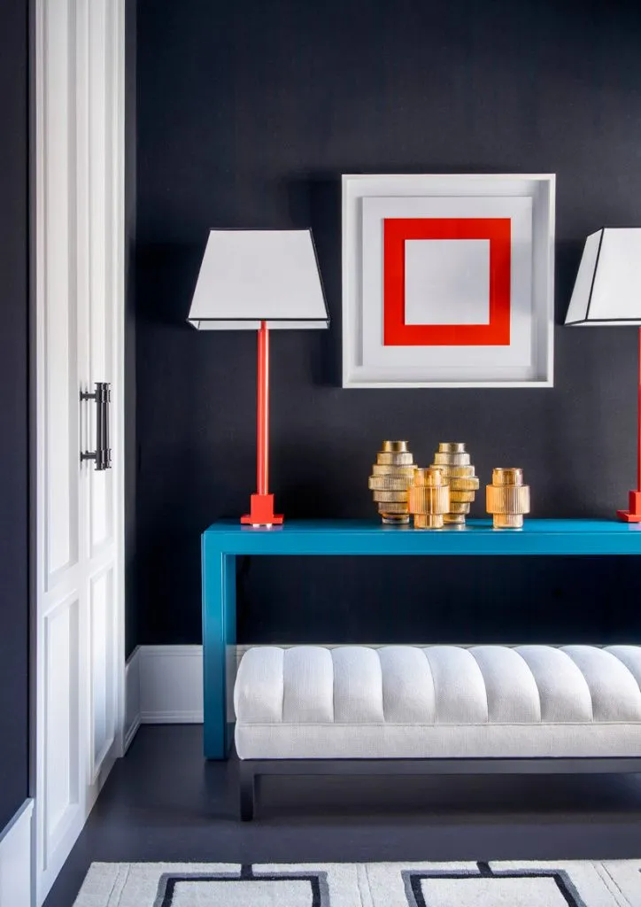 Цветовое оформление офиса построенно на контрасте