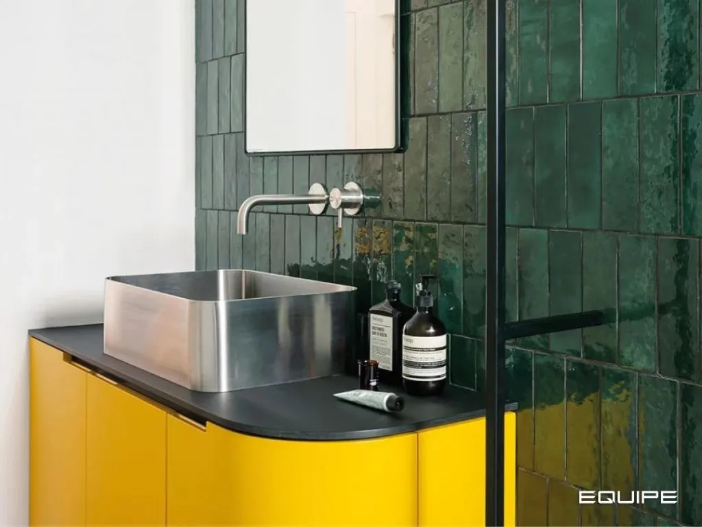 Плитка бренда Equipe Ceramicas (Испания) из коллекции Artisan красивого зеленого оттенка.