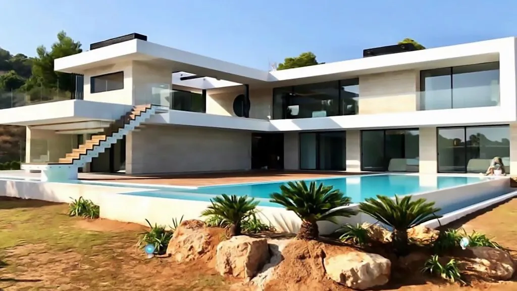 Двухэтажный дом в стиле авангарда на Ибице