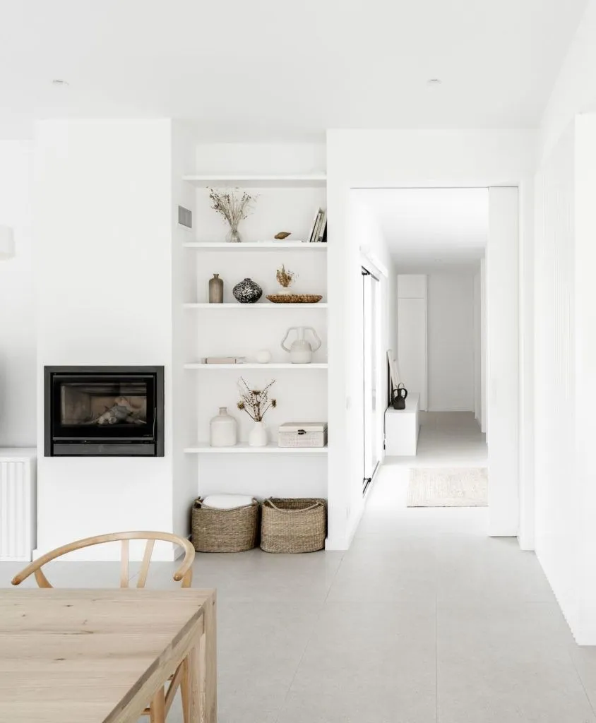 Оптимальным вариантом для обустройства пола во всем доме и настенной отделки в ванных комнатах стала плитка из коллекции Granite White формата 60х120 см.