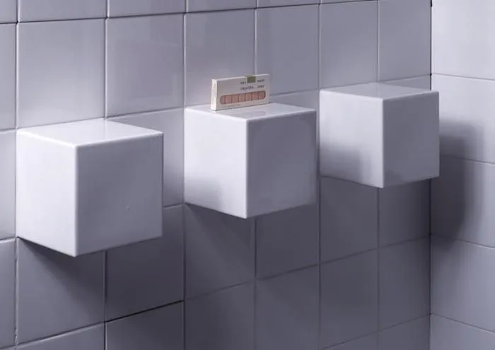 На фото сверху: полочки в виде кубов, облицованных плиткой.