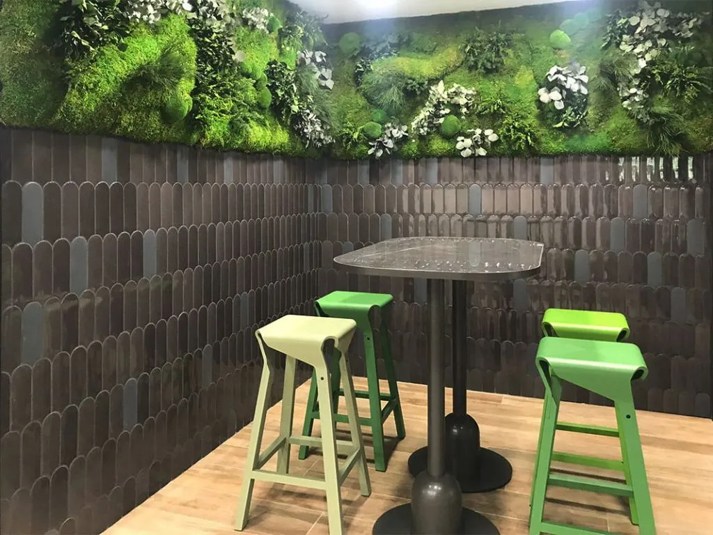 атмосфера кафе с плиткой от Natucer