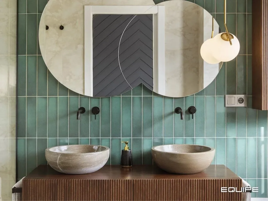 В данном случае коллекция Crackle бренда Equipe Ceramicas (Испания) выступила связующим звеном в проекте, став идеальным фоном для изысканных предметов и вещей.