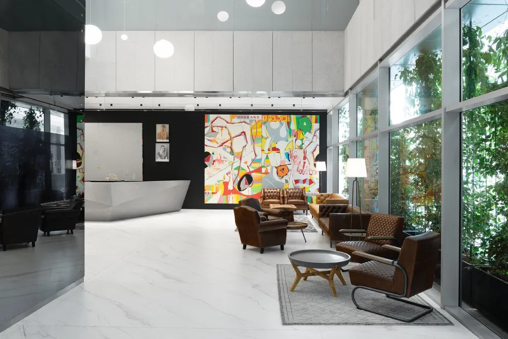 Смешение материалов, цветов и текстур, эксклюзивная мебель и произведения искусства позволили создать атмосферу, больше напоминающую о ресепшн крупного отеля.