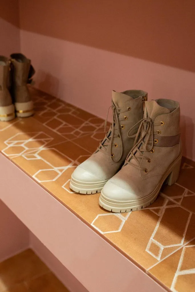 Декоративная плитка из коллекции Kent (VIVES) формата 20х50 см