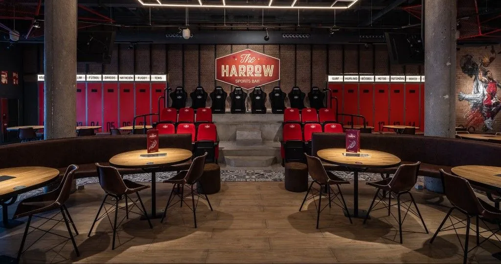 Кроме того, в некоторых зонах было использовано керамическое дерево Formentera черешневого оттенка (19,4x120 см) фабрики Rocersa.