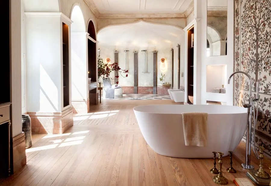 Для пола можно использовать керамогранит «под дерево»