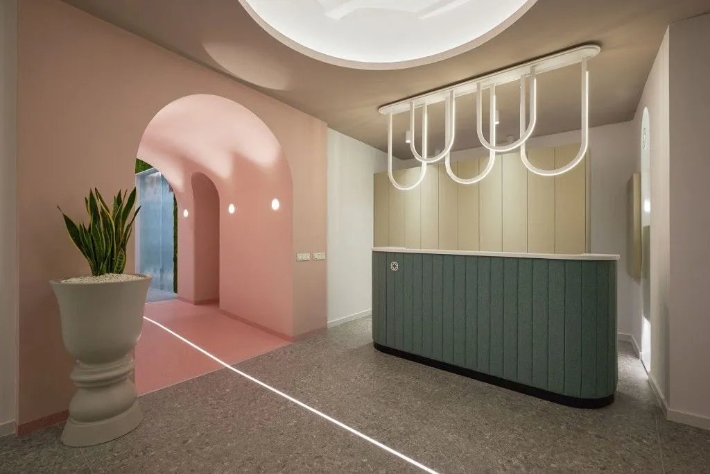 Ключевым аспектом в оформлении стал диалог между уже существующей архитектурой здания и инновациями.