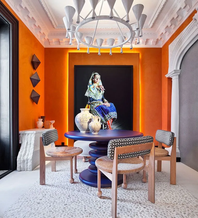 В обеденной зоне "Adunia", принадлежащей Espacio Artesanía Castilla-La Mancha, спроектированной Мигелем Муньосом, очевиден утонченный способ декорирования пространства.