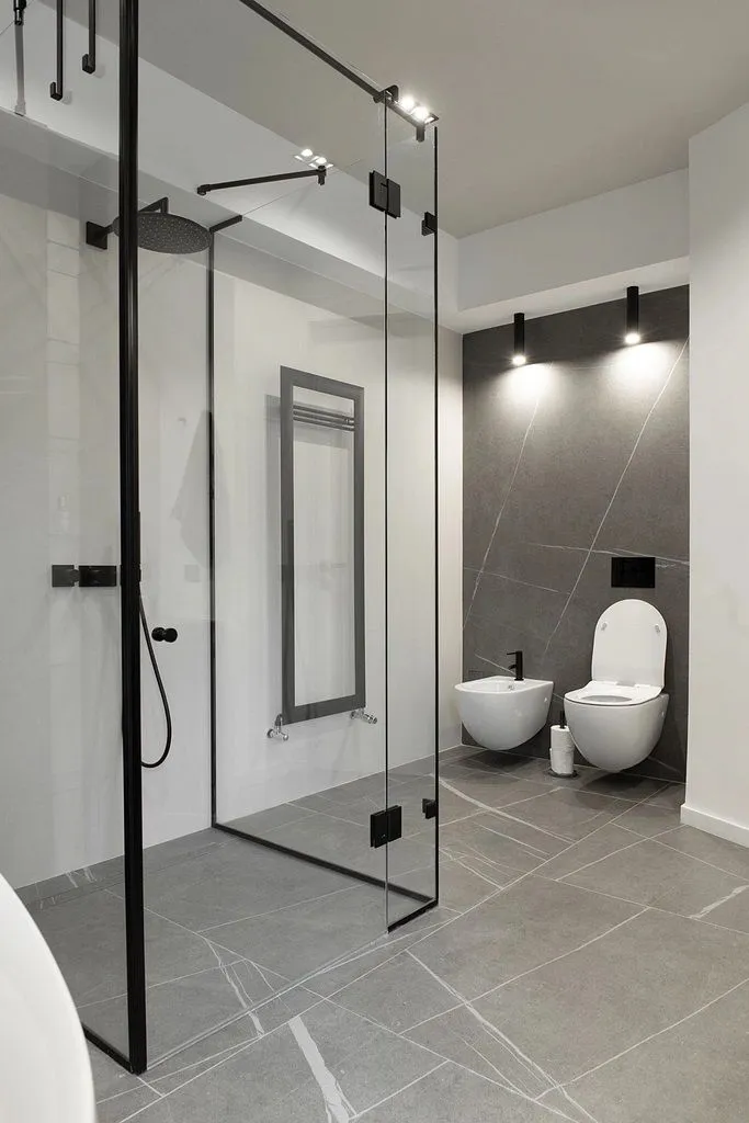 Имитация камня светло серого оттенка с контрастными прожилками составила великолепную комбинацию с остальными предметами интерьера.