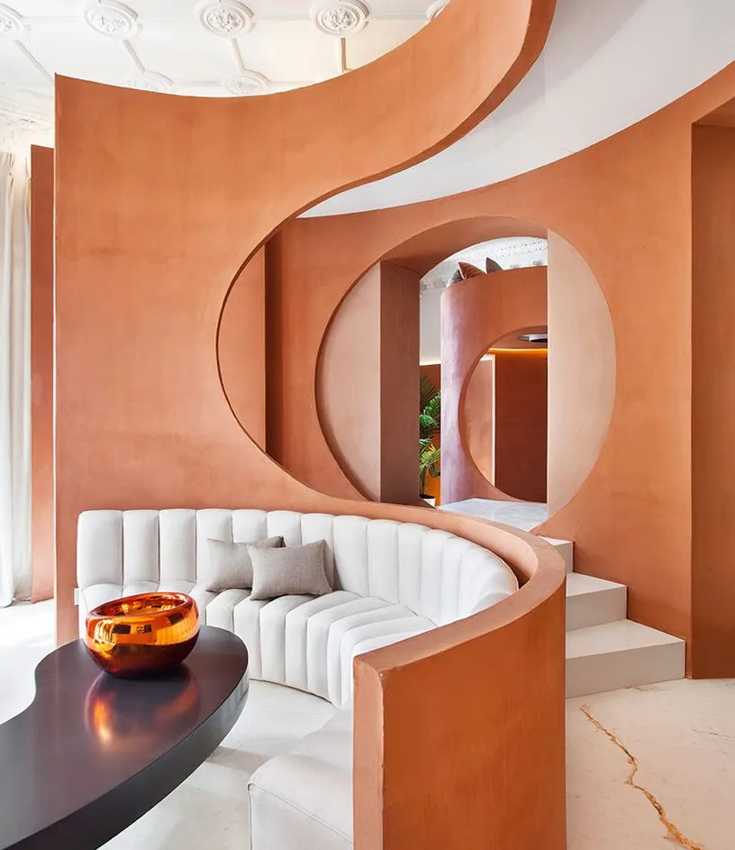 Помимо красивой и приятной текстуры стен, в интерьере присутствует интересная игра теплого терракотового оттенка и белого цвета.