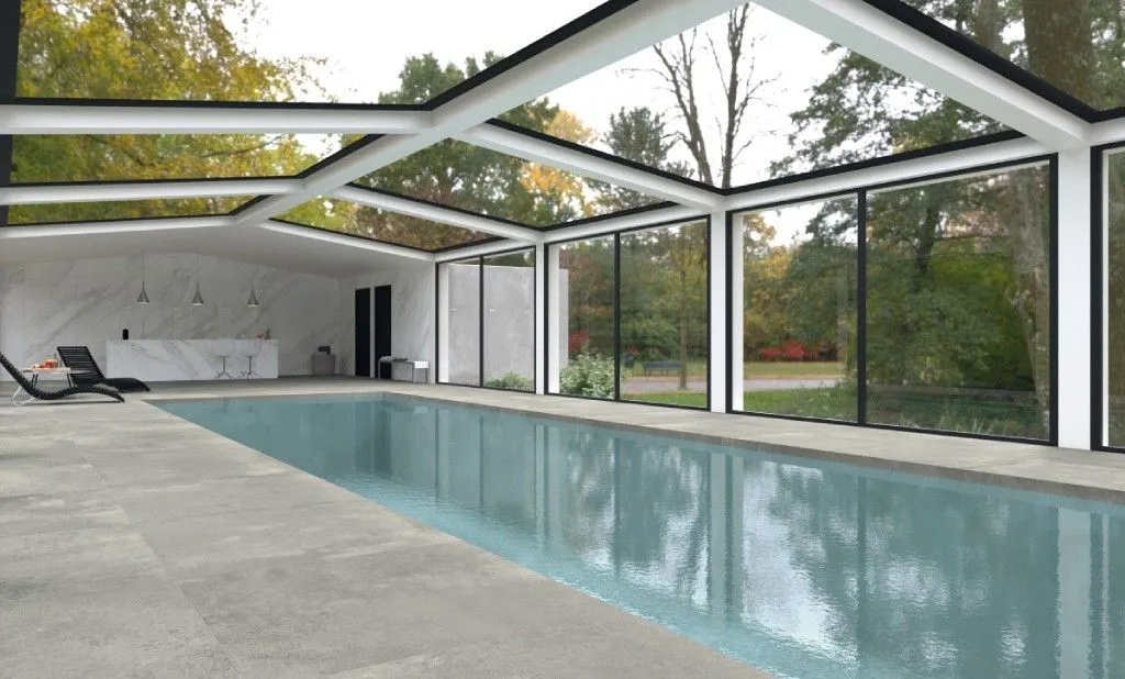 Coverlam Estatuario в отделке чаши бассейна идеально контрастирует с керамической плиткой «под дерево» с противоскользящими характеристиками по периметру конструкции