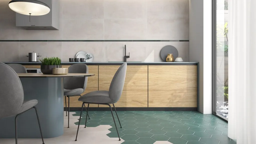 На полу - песочная плитка Essen, 90x90 см и зеленая Mayfair, 19x8x22,8 см; на стене - бордюр Jey Vert, 3x60 см и песочная Essen, 45x90 см