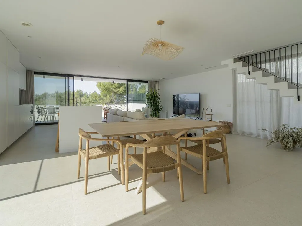 Вдохновленный Средиземноморьем, дом сочетает в себе светлые и чистые цвета с прямыми архитектурными линиями и качественной летней отделкой.