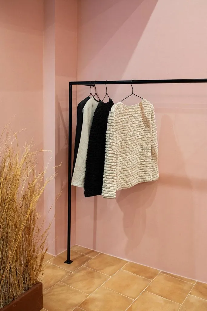 Дизайнерская цветовая гамма и освещение образуют атмосферу сельской жизни на закате дня