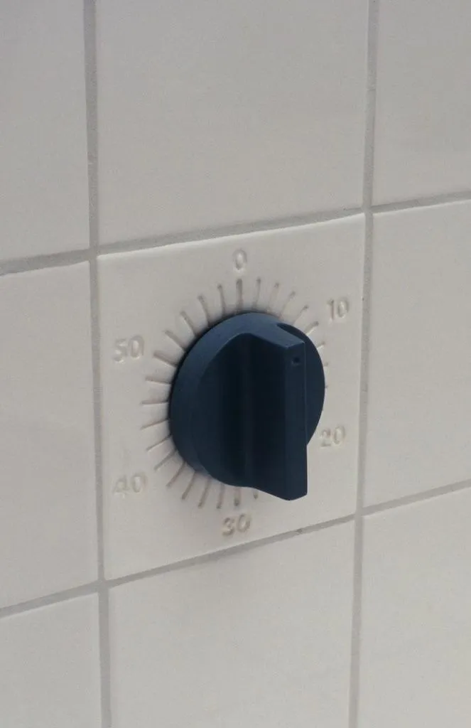 На фото сверху: встроенный таймер на 60 минут.