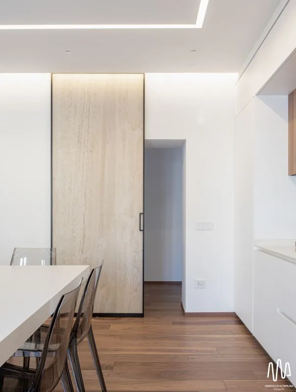 Для оформления гостиной использовалась керамогранитная плитка Travertino цвета Honey от Ecoceramic (Испания)