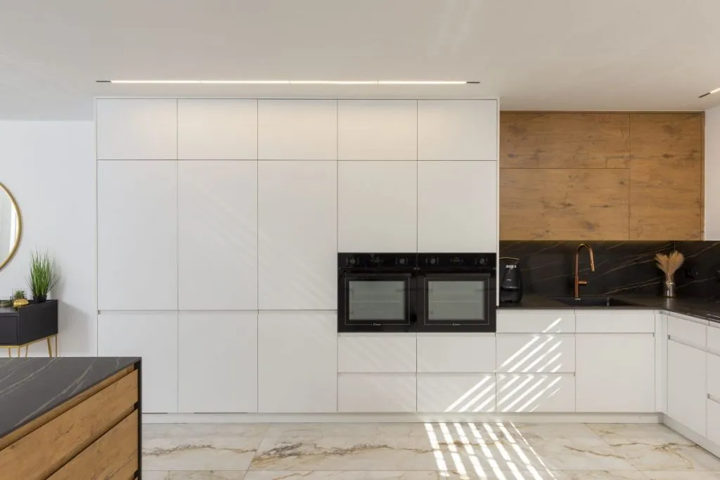 Мебель с боковыми полками и шкафы до потолка помогут организовать пространство