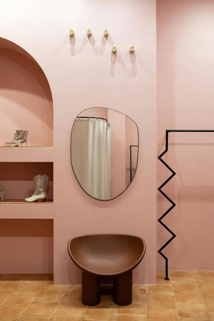 Дизайнерская цветовая гамма и освещение образуют атмосферу сельской жизни на закате дня