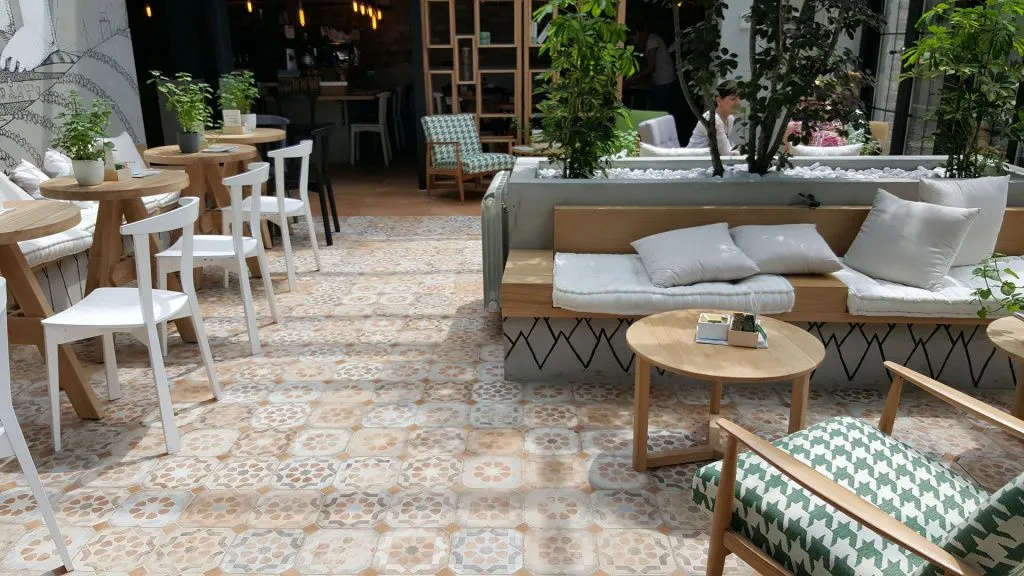 Покрытия бренда Vives Ceramica: многоцветный октагон Turgis Multicolor Octagon 20x20 см с миниатюрными (4х4) вставками Lydd Taco в сочетании с керамогранитом Laverton Natural 60×60 см.