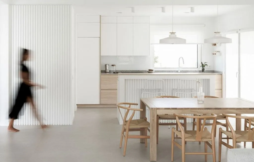 Casa Banlusa студии Sara Acebes Anta призван отражать неразрывную связь человека с природой, и весомый вклад в это внесли облицовочные покрытия бренда Cifre Cerámica.