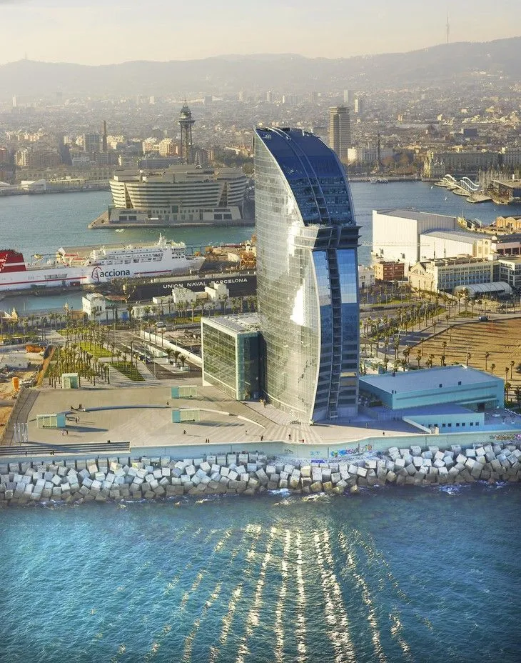 Также известный как Hotel Vela, Отель W Barcelona является частью южного порта Барселоны.