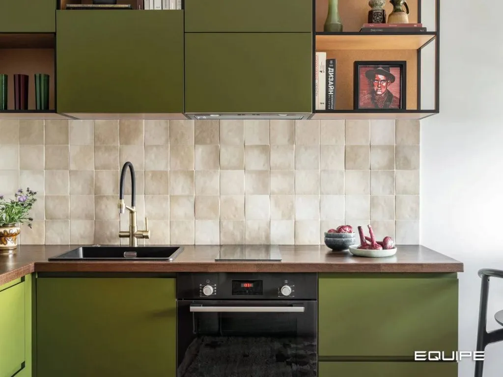 Для кухонного фартука выбрали плитку серии Magma бренда Equipe Ceramicas (Испания).