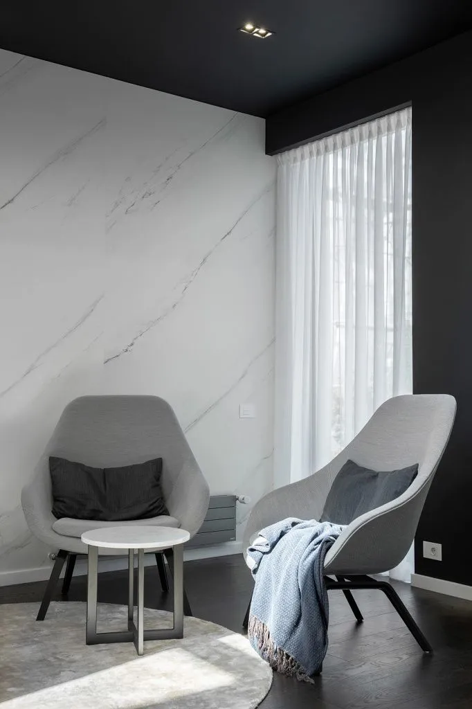 Перед специалистами стояла задача заменить все покрытия, пересмотреть систему освещения, уделить особое внимание деталям.