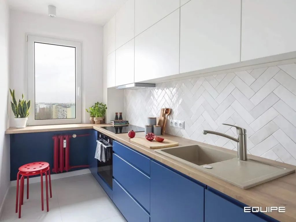 Плитка Artisan White бренда Equipe Cerámicas, добавившей естественного освещения и выступившей в качестве элегантного обрамления над рабочим столом.