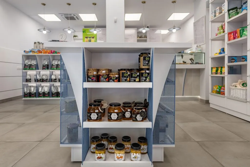 Красивый объем и легкую динамику создали две модели белоснежной настенной плитки Omicron.