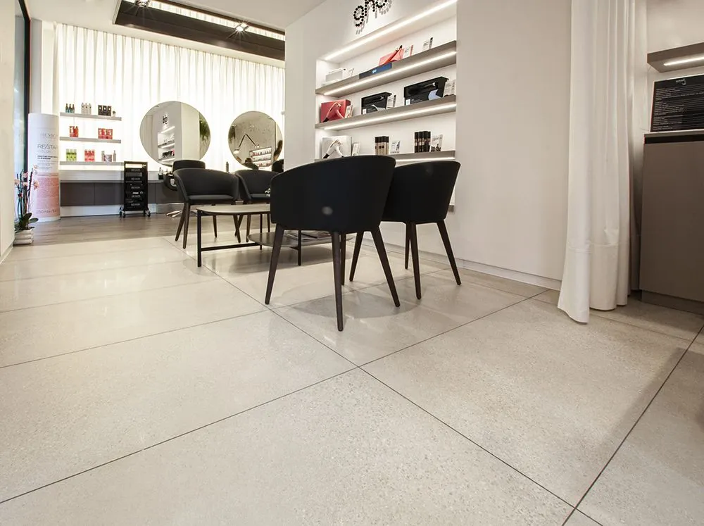 В качестве элегантного дополнения для покрытия пола были выбраны лаппатированные образцы Contract Sand (60х120), обеспечившие мягкий блеск и единое оформление.