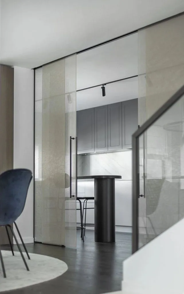 К примеру, модель Touché практически идеально вписалась в зону отдыха за счет гармоничного сочетания с отделкой из темной древесины.