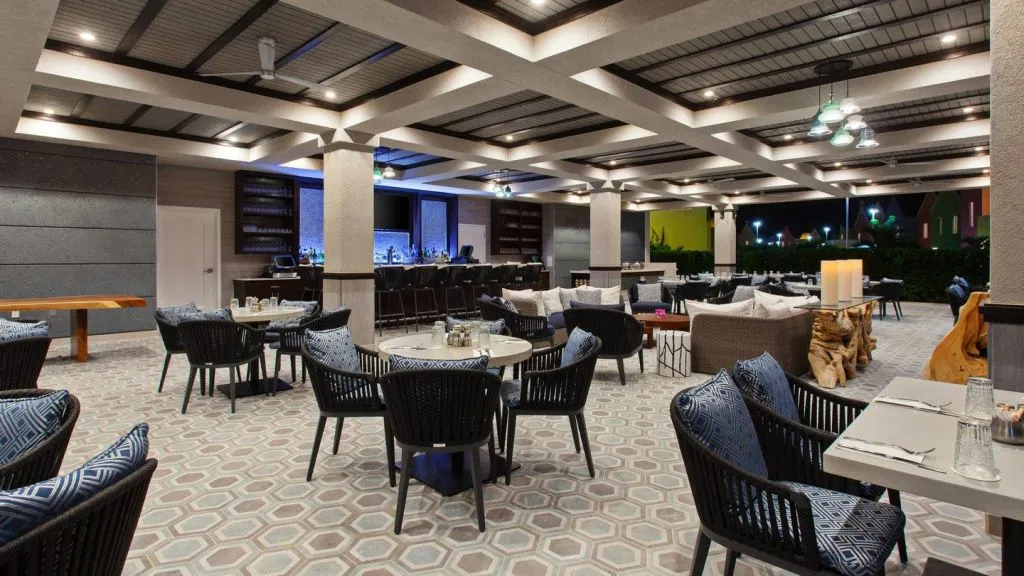 Для пола дизайнеры студии Coleman Partners LLC подобрали керамогранит Orsa, имитирующий натуральное дерево